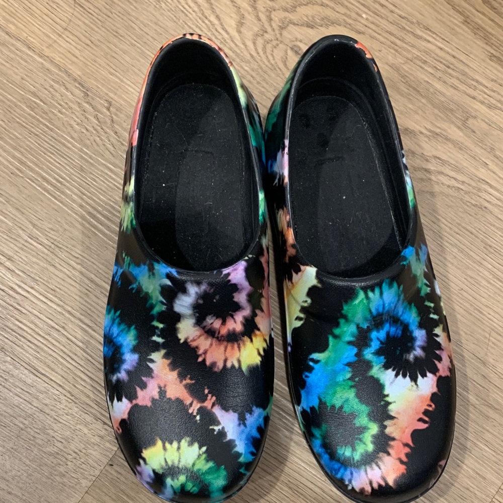 EUC Crocs Neria‎ women’s slip on clogs tie die details size 9 casual nursing